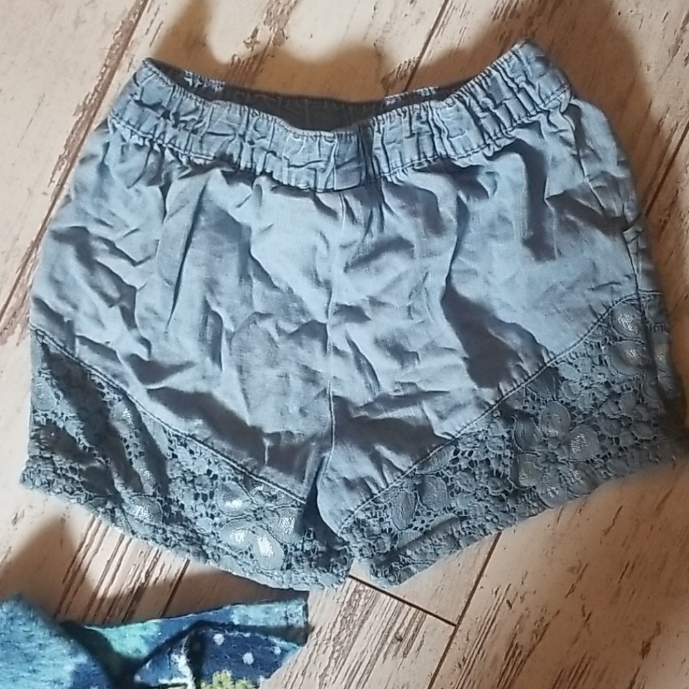 Shorts - Picture 2 of 4